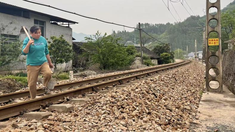 铁路穿村而过:一个湘西村庄与17起火车撞人事故